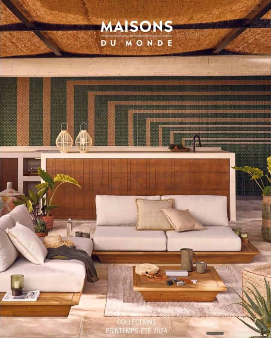 Couverture d’un catalogue de décoration, printemps-été 2024 : salon d’extérieur en bois et lin devant un mur vert